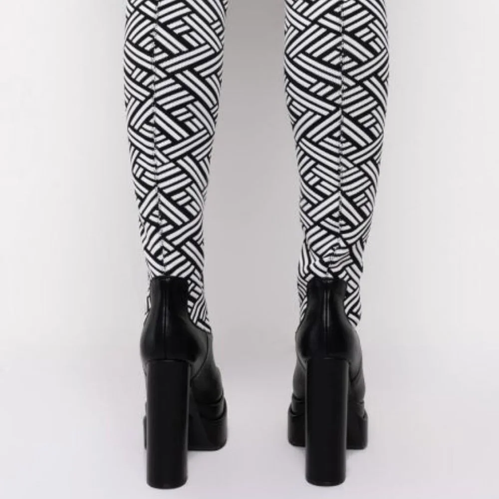 AZALEA WANG NOT YOUR AVERAGE TALK CHUNKY BOOT IN BLACK WHITE ( BRAND NEW !!!! )